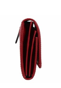 Portafoglio in pelle rossa, design compatto con tre slot per carte e una finitura testurizzata. Presenta una chiusura con cerniera su un lato.