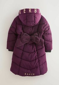 Manteau rembourré violet avec capuche, présentant un motif matelassé, un grand accent nœud à la taille, et des détails de marque au dos.
