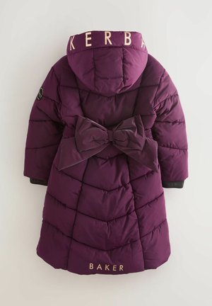 Manteau rembourré violet avec capuche, présentant un motif matelassé, un grand accent nœud à la taille, et des détails de marque au dos.
