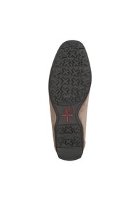Scarpa in suede marrone con suola in gomma nera texturizzata, caratterizzata da un battistrada a motivo e un logo rosso vicino al tallone.