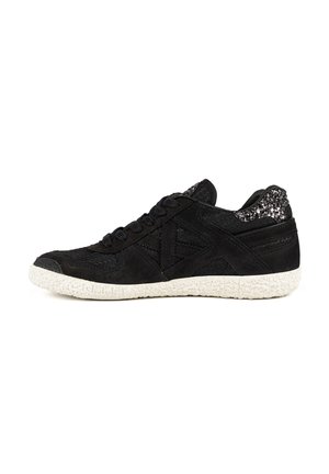 Baskets basses noires avec tige texturée, lacets noirs, détail pailleté au talon et semelle texturée blanche sur fond blanc.