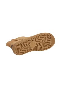Šviesiai rudas suede tipo aulinukas su tekstūruota gumine apačia, turinčia zigzago raštą. Išskirtinis logotipo detalė šone ir minkšta apykaklė.