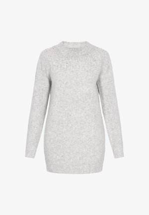 Maglione grigio chiaro realizzato in morbido tessuto a maglia, con maniche lunghe, scollatura a costine e dettagli di perline vicino al colletto.