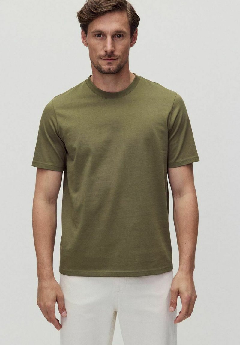 Olivgrön bomulls-t-shirt med korta ärmar, rund halsringning och normal passform. Slät textur med minimalistisk design och utan mönster.