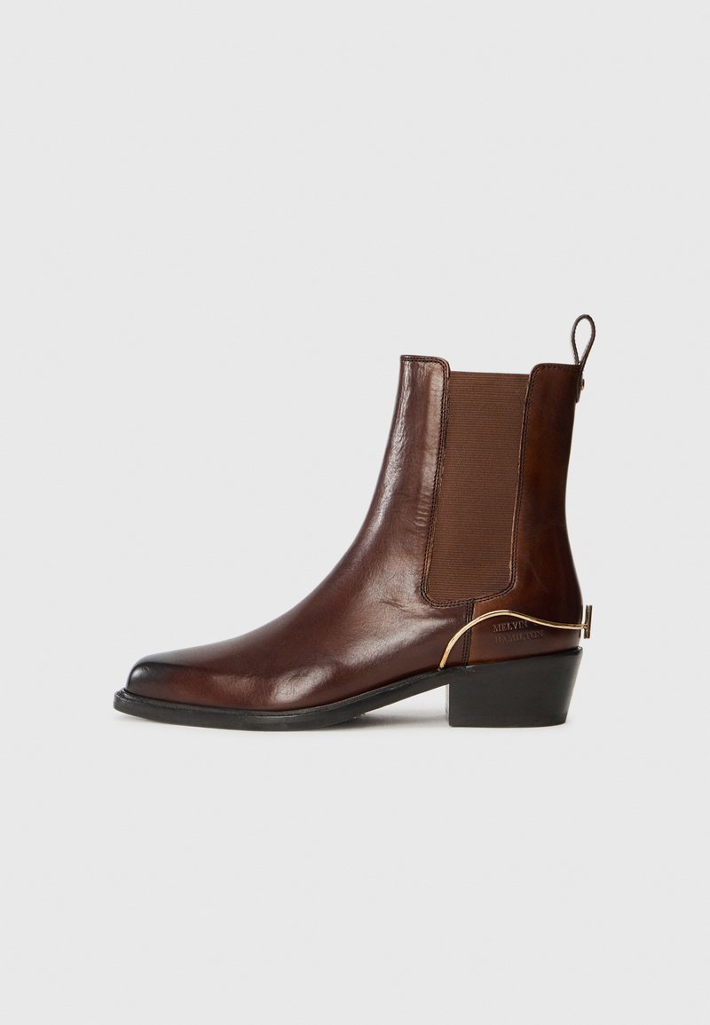 Botine din piele maro, cu panouri elastice pe laterale, vârf pătrat, toc jos bloc și detalii metalice. Textură netedă și design elegant.