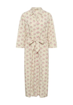 Crèmekleurige midi-jurk met roze bloemenprint, driekwartmouwen, kraag en een stoffen ceintuur die in de taille is gestrikt.
