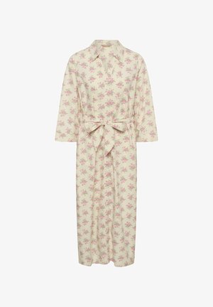 Crèmekleurige midi-jurk met roze bloemenprint, driekwartmouwen, kraag en een stoffen ceintuur die in de taille is gestrikt.