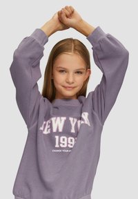 s.Oliver MIT WASCHUNG UND FRONTPRINT - Sweater - flieder