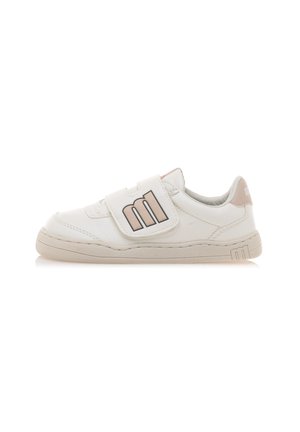 Zapatilla blanca con una correa de velcro, fabricada con material de cuero suave, punta redondeada y un acento de logo en beige en el lateral. Suela de goma.