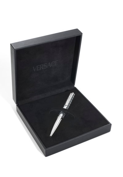 Boîte Versace doublée de velours noir contenant un couteau en argent avec un motif complexe et une garde de style dague.