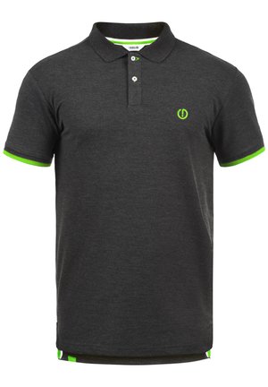 Mørkegrå polo med krave, tre knapper og korte ærmer. Grønne detaljer på ærmekanterne og kanten; lille logo på brystet.