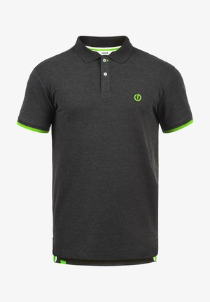 Polo shirt de culoare gri închis, cu guler, trei nasturi și mâneci scurte. Accente verzi pe manșete și tiv; logo mic pe piept.