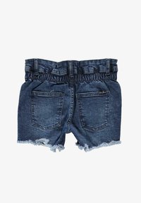 Spijkerbroekshorts met een donkerblauwe wassing, elastische tailleband, rafelig zoom en twee achterzakken. De stof is gestructureerd en licht vervaagd.