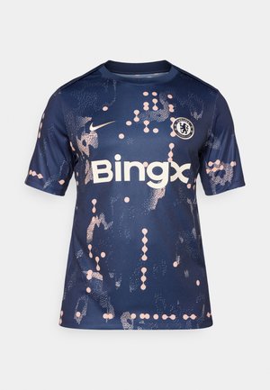 Maglia da calcio Nike blu navy a maniche corte, con un motivo testurizzato in rosa chiaro e bianco, con logo "Bingx" ed emblema del Chelsea.