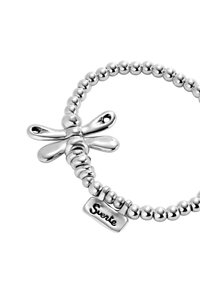 Bracelet en perles argentées avec un charme libellule et une petite plaque gravée "Svente". Texture lisse, finition polie, perles rondes.