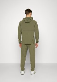 Nike Performance Jersey con capucha - medium olive/black