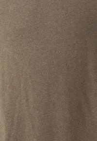 Brunt stickad tyg med en mjuk textur, med ett enhetligt mönster och en lätt ribbad yta. Idealisk för avslappnad klädsel.