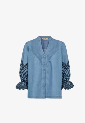 Blouse en denim bleu clair avec des détails de plis sur le yoke, motifs floraux noirs brodés sur les manches trois-quarts bouffantes avec des poignets volantés.