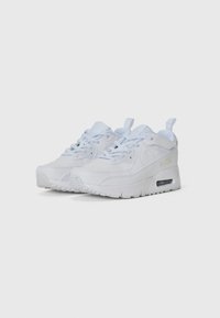 Weiße Sneaker mit einem glatten synthetischen Obermaterial, Schnürsenkeln und sichtbarer Luftpolsterung in der Sohle. Abgerundete Zehenform und strukturierter Absatz mit Zuglasche.