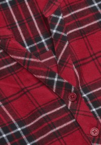 Rød- og sortternet flannel skjorte med hvide accenter, knaplukning foran og et blødt, struktureret stof med klassisk krave.
