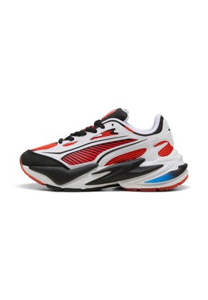 Baskets basses de sport en rouge, blanc, noir et bleu avec des panneaux en mesh, un devant lacé et une semelle rembourrée montrées de côté.