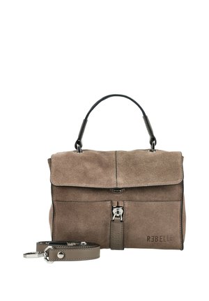Bolso de mano de ante marrón con asa superior, solapa frontal, hebilla plateada y correa de hombro desmontable colocado al lado del bolso.