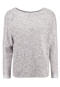 Langärmliger, hellgrauer Strickpullover mit subtiler Textur, weitem Halsausschnitt und gestreiften Bündchen in rosa, grau und weißen Tönen.