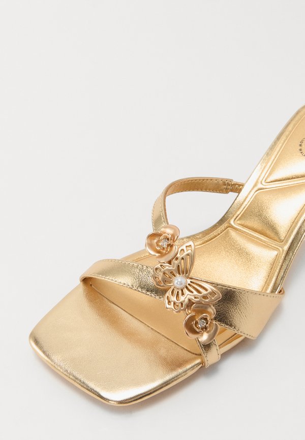 EPHEMERAL PILLOW WALK - Sandals4