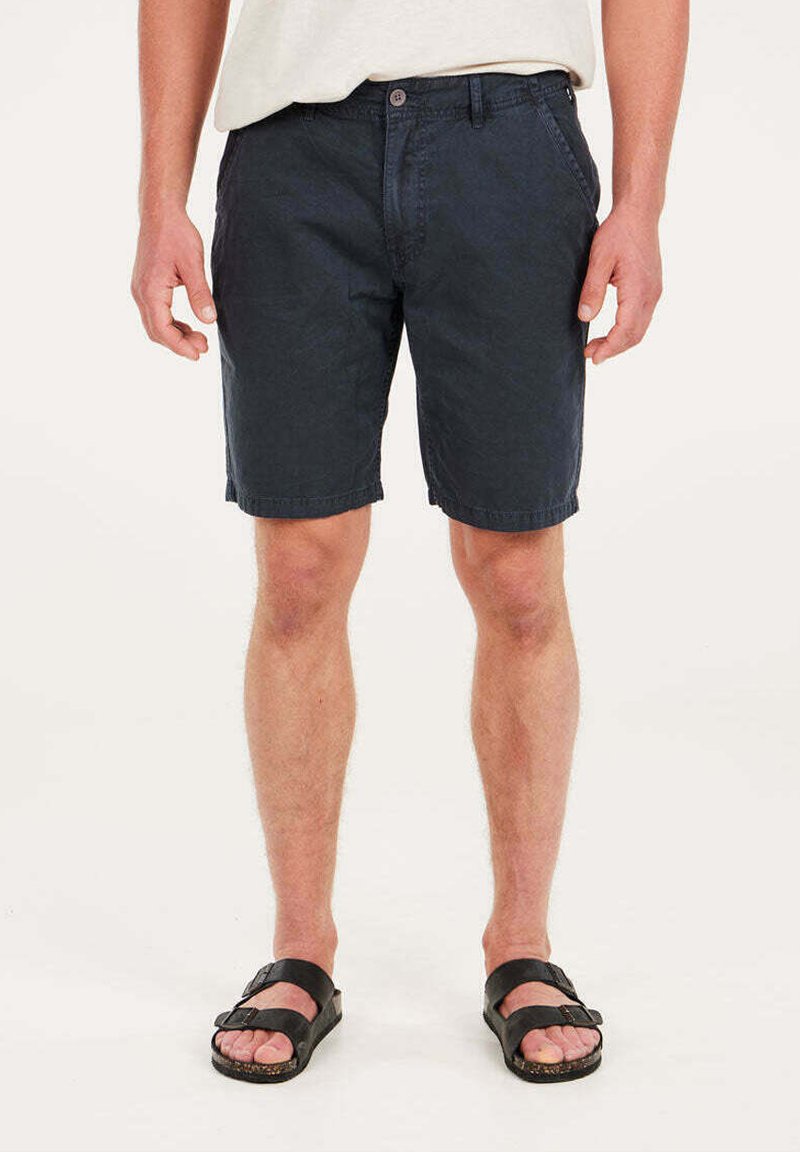 Pantalones cortos de hombre en color azul marino, hechos de algodón. Tienen un cierre de botón, bolsillos laterales y un acabado ligeramente texturizado.