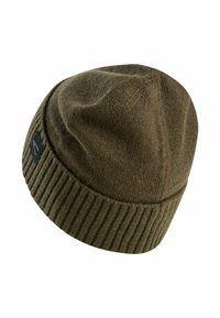 Brązowa dzianinowa czapka z mankietem, wykonana z miękkiej wełny, z wyraźną łatką z logo z boku i zaokrąglonym wierzchem.
