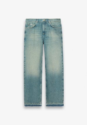 Lyseblå denimjeans med rette ben, forlommer og falmede detaljer på lår og knær.