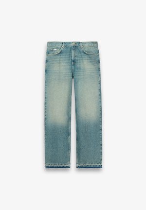 Vaqueros de mezclilla azul claro de pierna recta con bolsillos delanteros y detalles desgastados en los muslos y las rodillas.