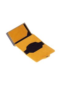 Żółty skórzany portfel z czarnym wnętrzem, z teksturowanym wykończeniem, ukośną kieszonką oraz szczeliną na karty lub gotówkę.
