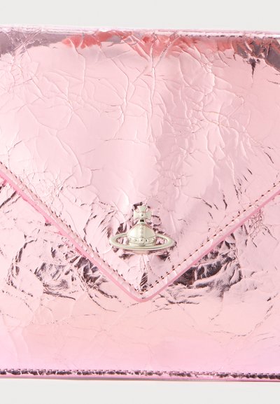 Clutch metálico rosa com uma textura amassada, apresentando um fecho em forma de planeta prateado. O design inclui uma forma de envelope e costura rosa.
