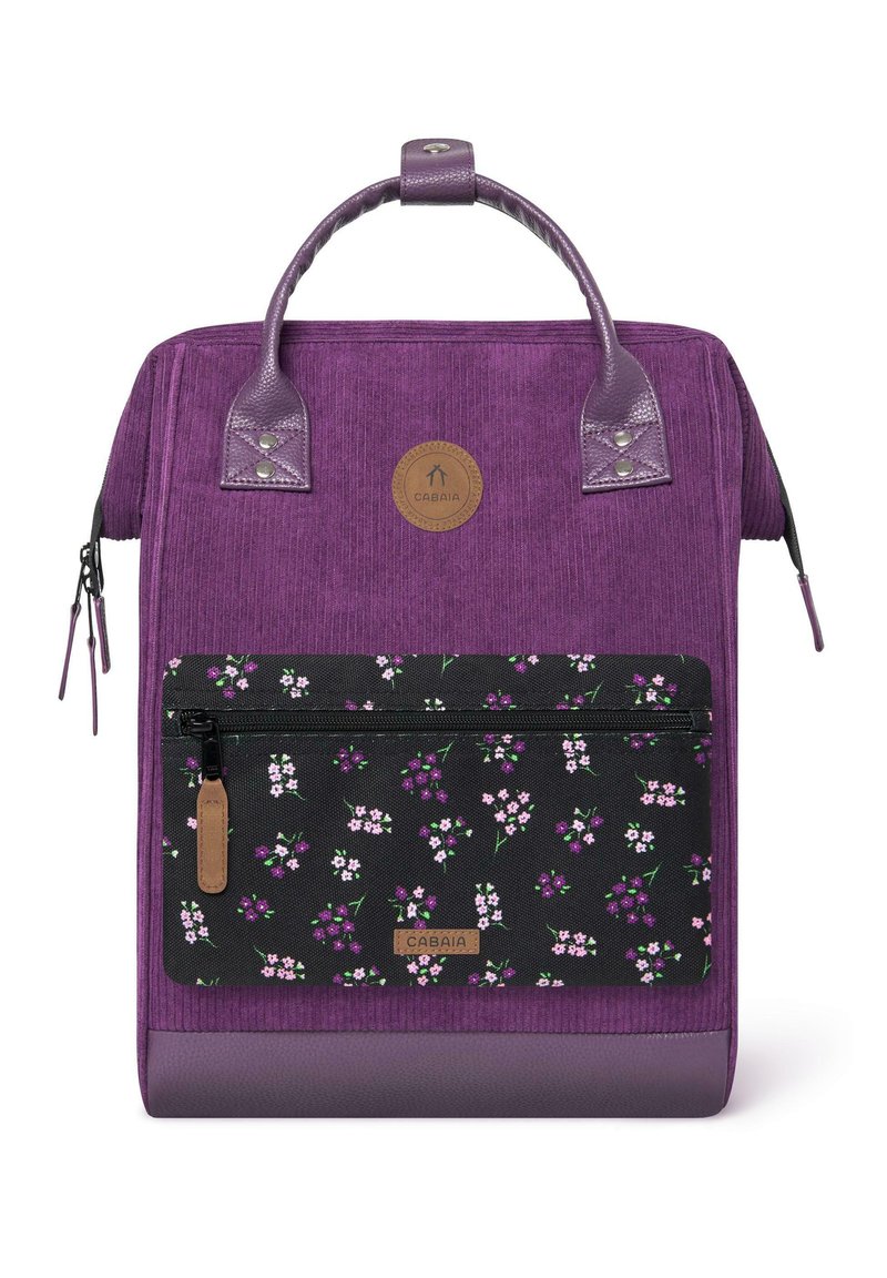 Zaino in corduroy viola con dettagli in pelle, caratterizzato da una tasca frontale nera decorata con motivi floreali viola e rosa. Inclusi spallacci regolabili.