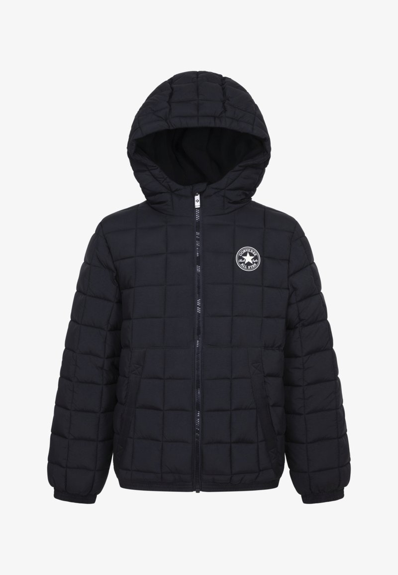 Μαύρο καπιτονέ μπουφάν με κουκούλα, μπροστινό φερμουάρ, πλαϊνές τσέπες, ελαστικές μανσέτες και λογότυπο Converse All Star στο στήθος.