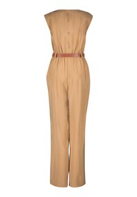 Combinaison beige avec un design fuselé, taille ceinturée, jambes larges et détail en trou de serrure au dos. Tissu lisse avec un éclat subtil.