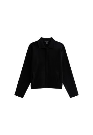 Veste noire courte avec un col, des manches longues et deux poches latérales. Fabriquée en matériau doux avec une texture lisse.