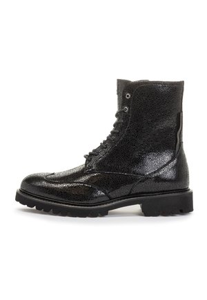 Bottines noires en cuir avec une surface texturée, bout rond, lacets et semelle en caoutchouc épaisse avec un motif de semelle.