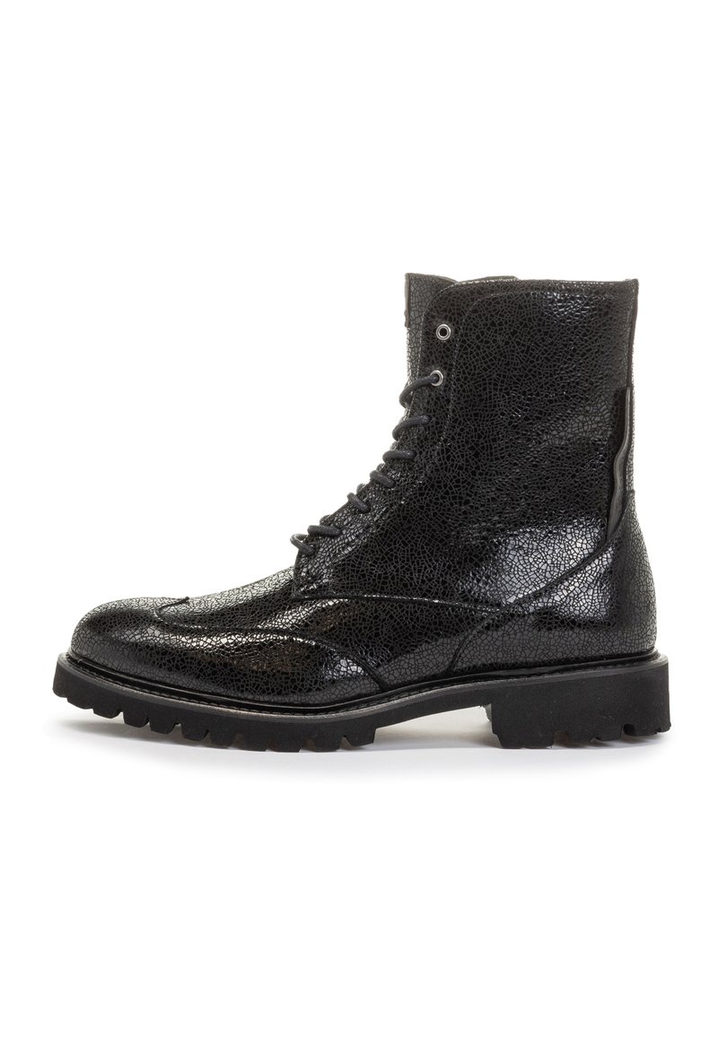Botas de cuero negras hasta el tobillo con una superficie texturizada, punta redonda, diseño con cordones y suela de goma gruesa con un patrón de tracción.