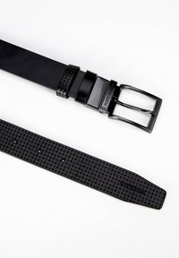 Cinturón de cuero negro con una textura trenzada cerca de la hebilla y una hebilla de metal plateado. Acabado liso, ajustable con varios agujeros.