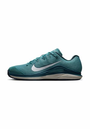 Seitenansicht eines türkisfarbenen Nike-Laufschuhs mit weißem Swoosh-Logo und beiger Sohle, konzipiert für Komfort und Leistung.