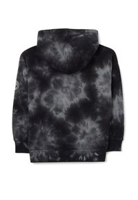 Sudadera con capucha en negro con un patrón de tie-dye en gris. Presenta puños y dobladillo acanalados, tejido suave y un parche de logo en el lateral.