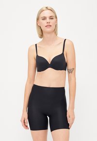 Svart undertøysett med en glatt, polstret BH med justerbare stropper og høy midje smooth stoffshorts. Begge plaggene er sømløse.