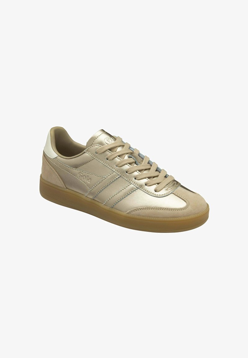 Zapatillas beige claro con parte superior de sintético suave, detalles de cuero en tonos, suela acolchada y cordones planos con un branding sutil.