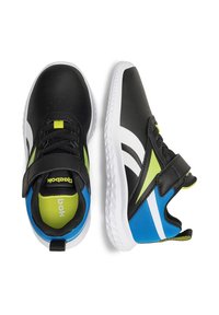 Čierne športové topánky s bielymi a modrými akcentmi, textúrovaný syntetický zvršok, suchý zips a polstrované podrážky pre pohodlie.