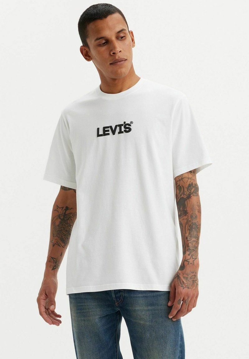 Levi's® RELAXED FIT - Camiseta estampada - original white