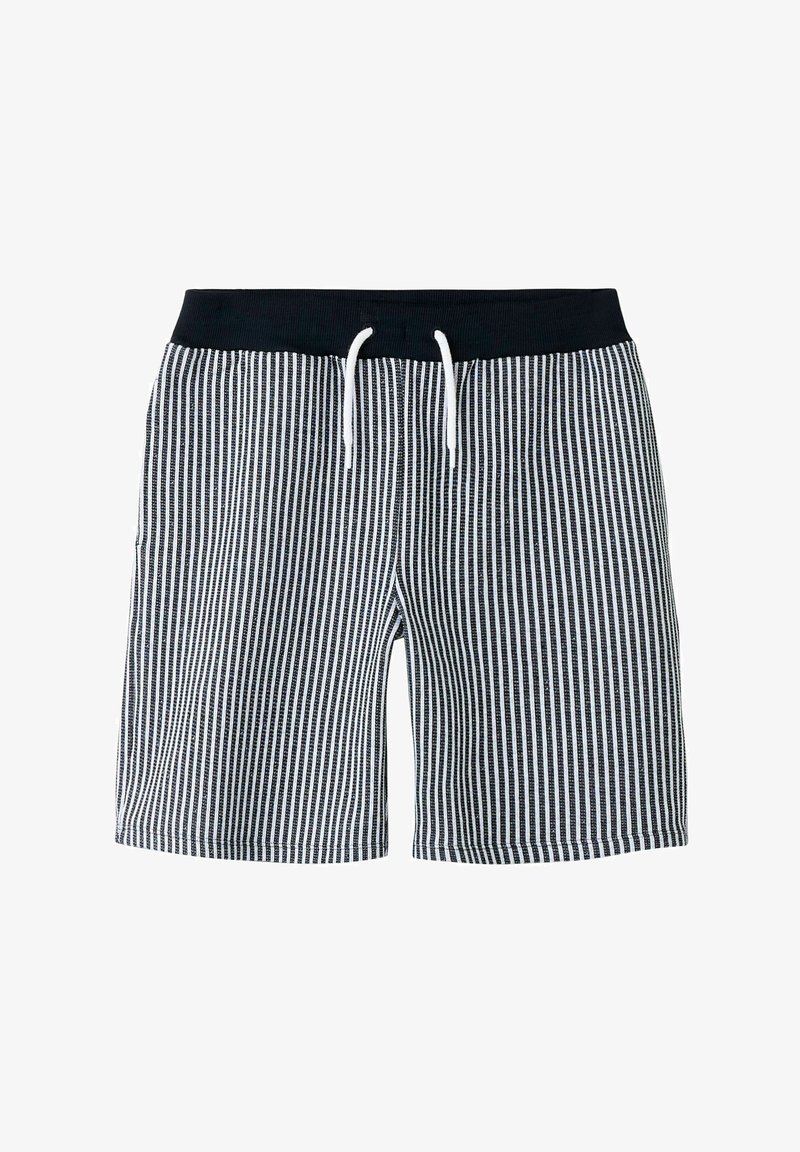 Shorts rayés verticalement en noir et blanc avec taille élastique noire et cordon blanc, design décontracté.