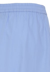 Pantalon à taille élastique bleu clair avec détails de tissu froncé, fabriqué en matériau léger et lisse.