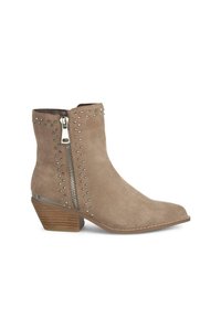 Botină din suede taupe, cu vârf ascuțit, fermoar pe lateral și accente de ținte metalice. Dispune de un toc din lemn stratificat pentru stabilitate.